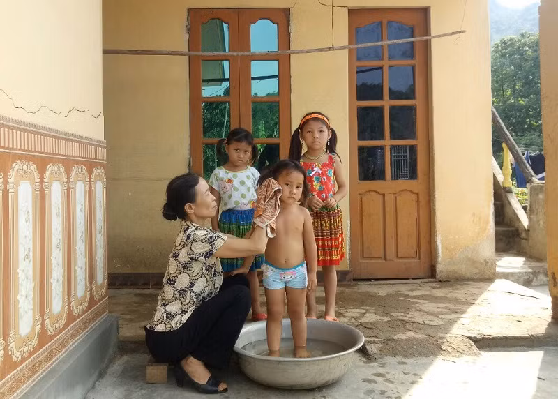 Cô Minh chăm sóc trẻ như chính con, cháu mình. Ảnh: NTCC