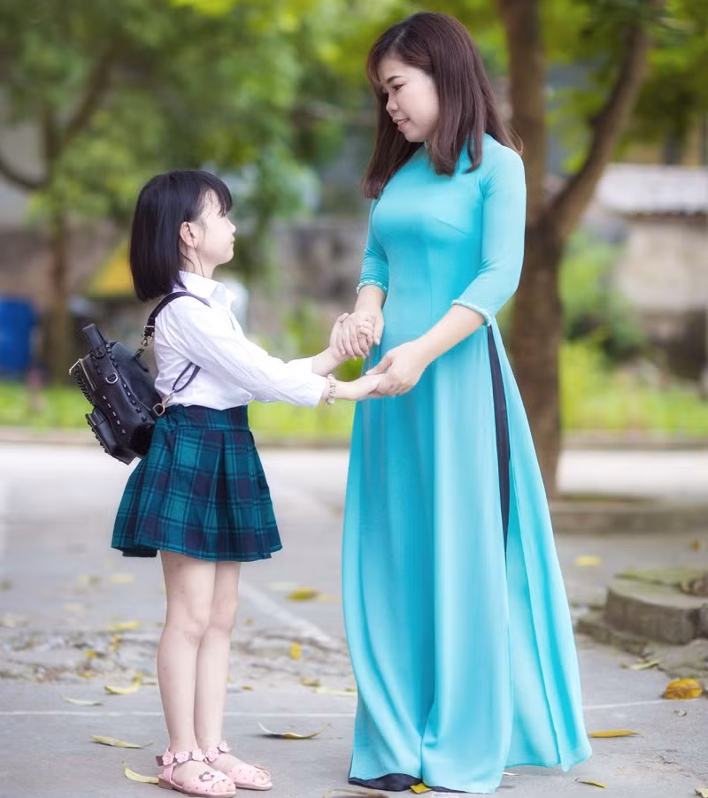 Cô và trò trường mầm non Vĩnh Khúc, Hà Nội. Ảnh: INT