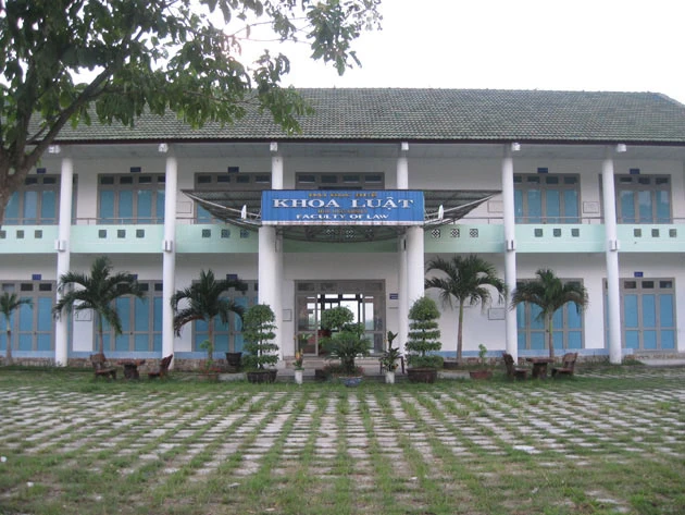 Khoa Luật thuộc ĐH Huế