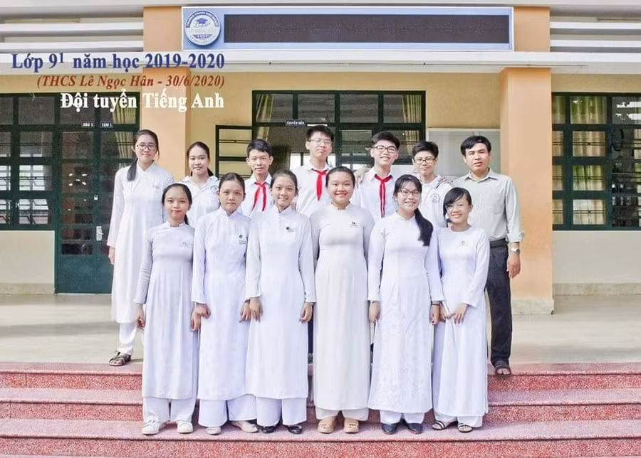 Thầy Cảnh và đội tuyển học sinh giỏi được khen thưởng.