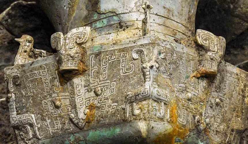 Một phần của cổ vật làm bằng đồng phát hiện tại Tam Tinh Đôi. Ảnh: Xinhua.