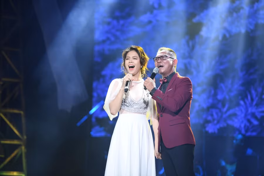 Cả hai thân thiết tạo dáng ở hậu trường.