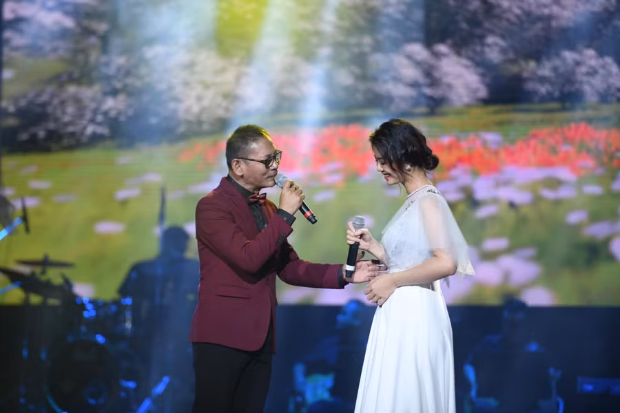 NSƯT Đức Long và Huệ Thương song ca trên sân khấu.