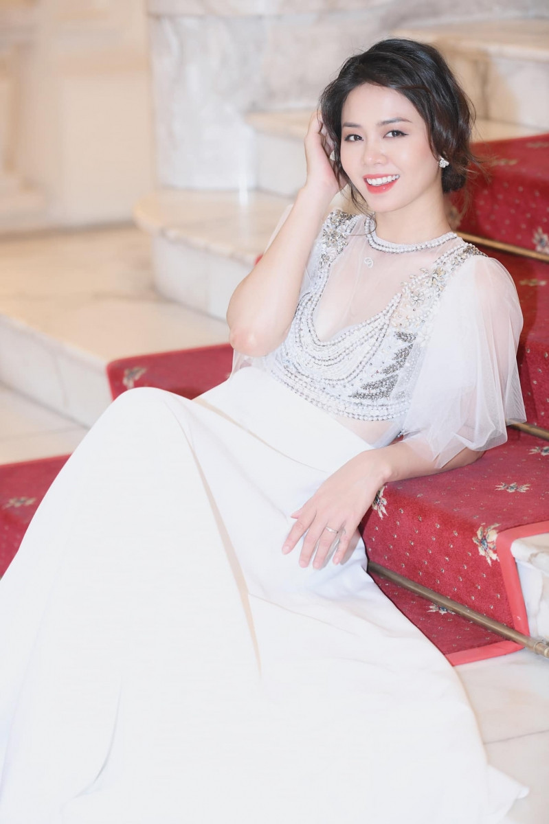 Huệ Thương nhận được nhiều lời khen ngợi về gu thời trang khi diện chiếc váy trắng quyến rũ, kết hợp lối trang điểm nhẹ nhàng. Cô có thể "cân" hết mọi phong cách từ cá tính đến dịu dàng, nữ tính, quyến rũ, cũng như thay đổi hình ảnh của bản thân. Huệ Thương nhận được nhiều lời khen ngợi về gu thời trang khi diện chiếc váy trắng quyến rũ, kết hợp lối trang điểm nhẹ nhàng. Cô có thể "cân" hết mọi phong cách từ cá tính đến dịu dàng, nữ tính, quyến rũ, cũng như thay đổi hình ảnh của bản thân.
