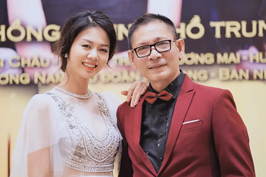 Dù cách biệt tuổi tác nhưng cả hai đã cùng hòa giọng tương đối ăn ý, được khán giả bên dưới cổ vũ nhiệt tình.