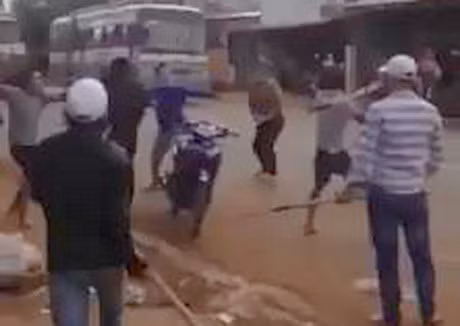 Kinh hoang hon 20 nguoi vac dao truy sat nhau giua duong - Anh 1