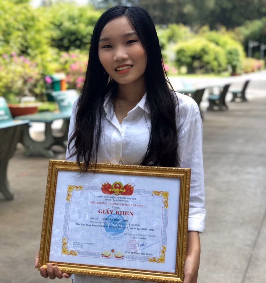 Hồng Như luôn “rinh” về cho mình những suất học bổng khuyến khích học tập của các học kỳ liên tiếp trong quá trình học tập tại trường.