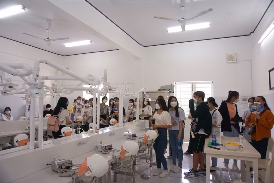 Các em HS tham quan, trải nghiệm thực tế hoạt động sinh hoạt, học tập, nghiên cứu.