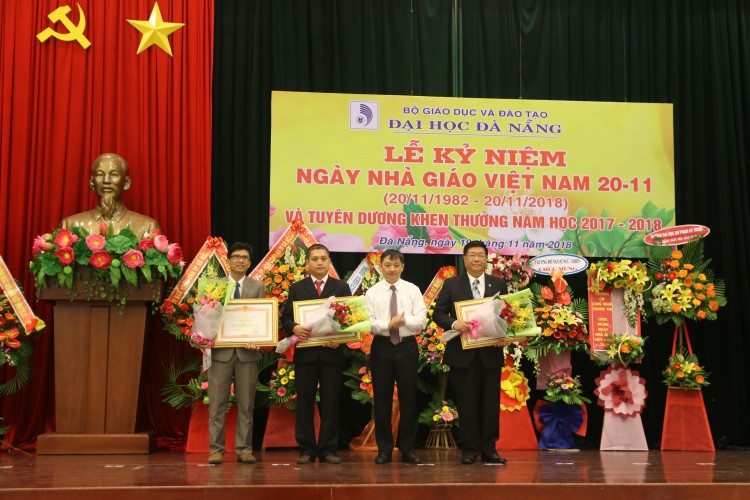 Phó Chủ tịch Thường trực UBND TP Đà Nẵng Đặng Việt Dũng trao Bằng khen Thủ tướng cho 3 tập thể.