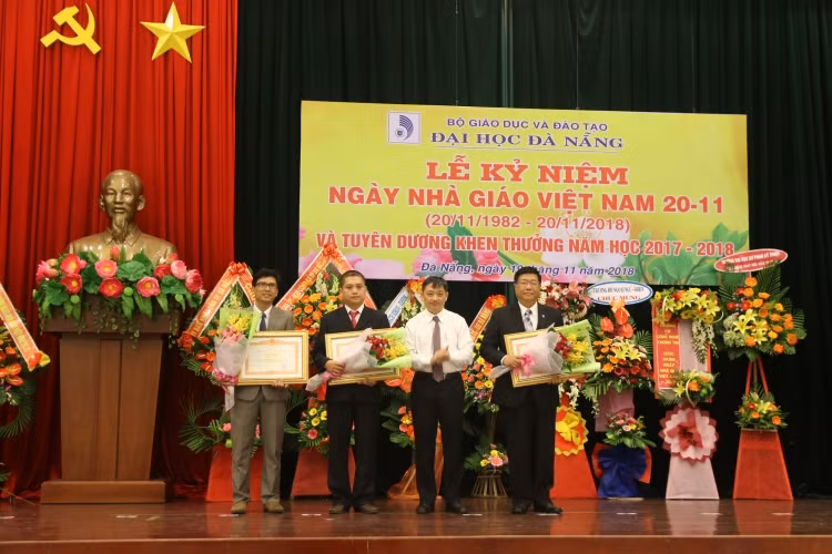 Phó Chủ tịch Thường trực UBND TP Đà Nẵng Đặng Việt Dũng trao Bằng khen Thủ tướng cho 3 tập thể.