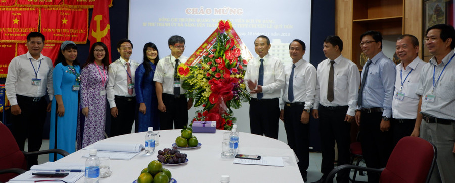 Ông Trương Quang Nghĩa – Bí thư Thành ủy Đà Nẵng tặng quà chúc mừng tập thể CB,GV,NV trường THPT Chuyên Lê Quý Đôn.