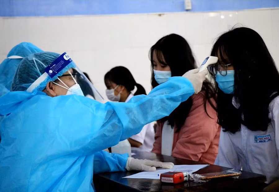 Nhân viên y tế khám sàng lọc, tiêm và theo dõi trong vòng 30 phút.