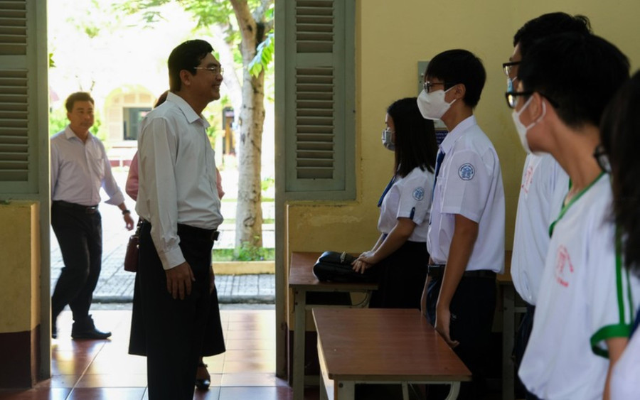 Ông Trần Thanh Bình - Giám đốc Sở GD&amp;ĐT TP Cần Thơ nắm tình hình việc triển khai Chương trình GDPT lớp 10 mới tại Trường THPT Châu Văn Liêm (quận Ninh Kiều). Ảnh: Trường Tiến