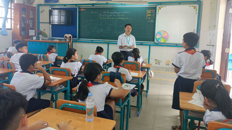 Tiết lên lớp của thầy Lê Hữu Bình. Ảnh: Hồ Phúc