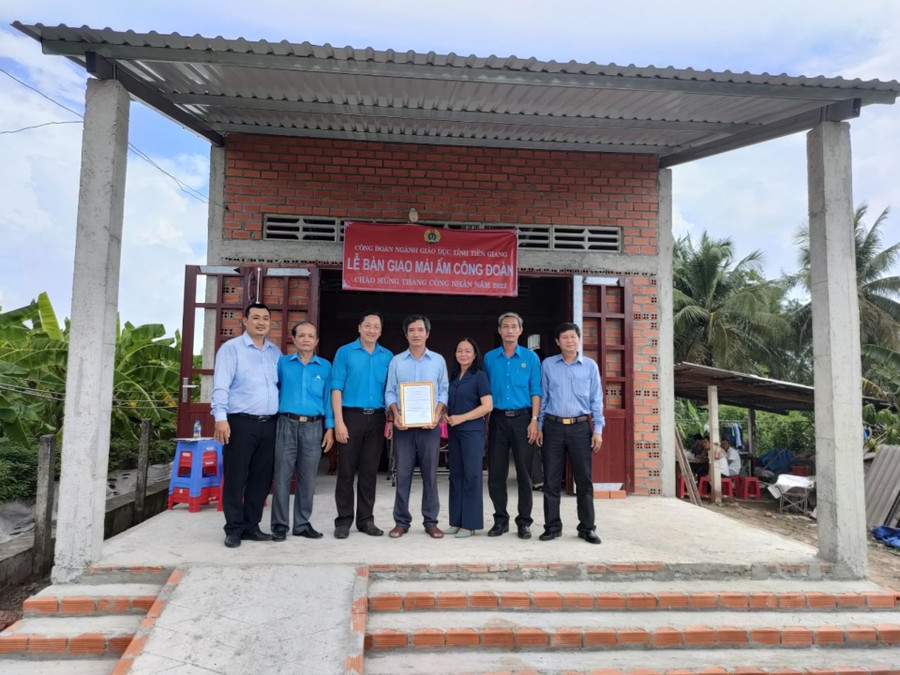 Trao Mái ấm công đoàn cho thầy Võ Trần Bình - giáo viên Trường THPT Thủ Khoa Huân (huyện Chợ Gạo, Tiền Giang). Ảnh: Công đoàn Giáo dục Tiền Giang cung cấp Trao Mái ấm công đoàn cho thầy Võ Trần Bình - giáo viên Trường THPT Thủ Khoa Huân (huyện Chợ Gạo, Tiền Giang). Ảnh: Công đoàn Giáo dục Tiền Giang cung cấp