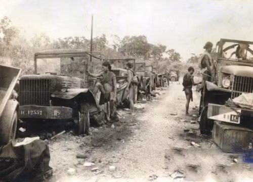Đoàn xe thuộc Binh đoàn cơ động số 100 (GM100) của thực dân Pháp bị Liên khu 5 tiêu diệt trong trận Đắk Pơ - Chiến dịch Bắc Tây Nguyên (năm 1954). Ảnh: TL