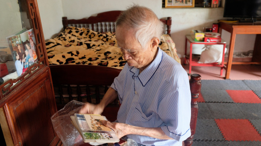 Cựu binh Cao Xuân Thọ lần giở những tấm ảnh, kỷ vật về đồng đội.