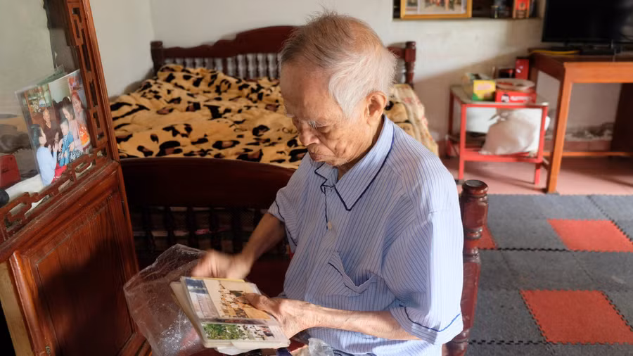 Cựu binh Cao Xuân Thọ lần giở những tấm ảnh, kỷ vật về đồng đội.