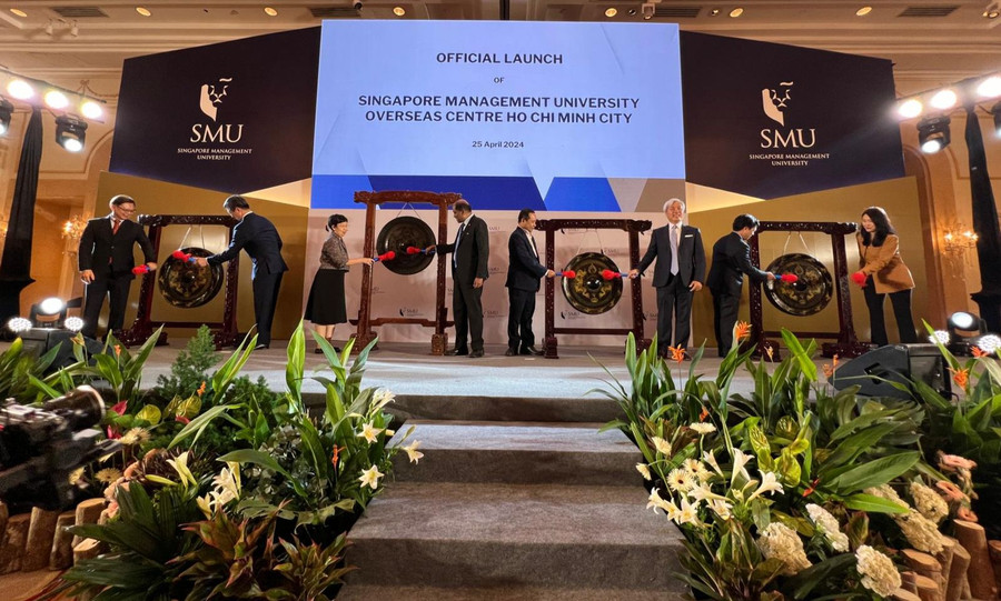 Lễ khai trương Văn phòng đại diện Trường Đại học Quản lý Singapore (SMU) tại TPHCM, ngày 25/4. Ảnh: SMU Lễ khai trương Văn phòng đại diện Trường Đại học Quản lý Singapore (SMU) tại TPHCM, ngày 25/4. Ảnh: SMU