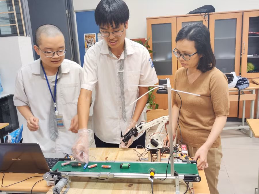 Cô Đặng Thị Thu Hà - giáo viên môn Công nghệ, Trường THPT chuyên Hà Nội - Amsterdam và học sinh thực hành quy trình thiết kế kỹ thuật.