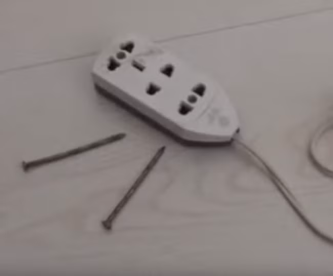 Bé gái 2 tuổi bị bỏng cấp độ 4 ở tay và mặt vì bị điện giật bởi một vật mà ít ai ngờ tới - Ảnh 3.