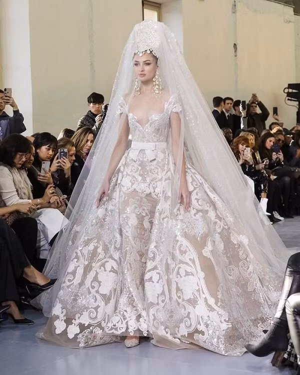 Khăn trùm đội đầu của cô dâu được thiết kế tinh xảo, điệu nghệ đậm chất vương giả giúp người mặc cảm nhận mình sẽ là cô dâu đẹp nhất đêm nay