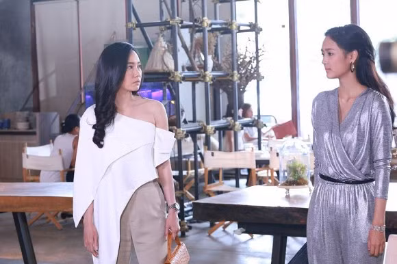 Người đàn bà lạ xuất hiện trong bữa cơm tất niên khiến Tết này gia đình tôi tan cửa nát nhà