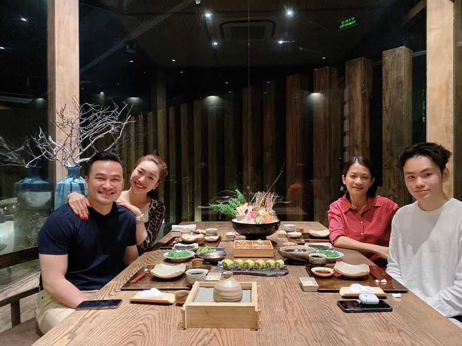 Chi Bảo đưa người yêu đi ăn tối cùng vợ cũ và con trai. 'Anh Chi Bao da ly hon 2 lan, gia dinh van ung ho toi yeu' hinh anh 2 81245012_10212529449551687_3302402106241056768_o.jpg