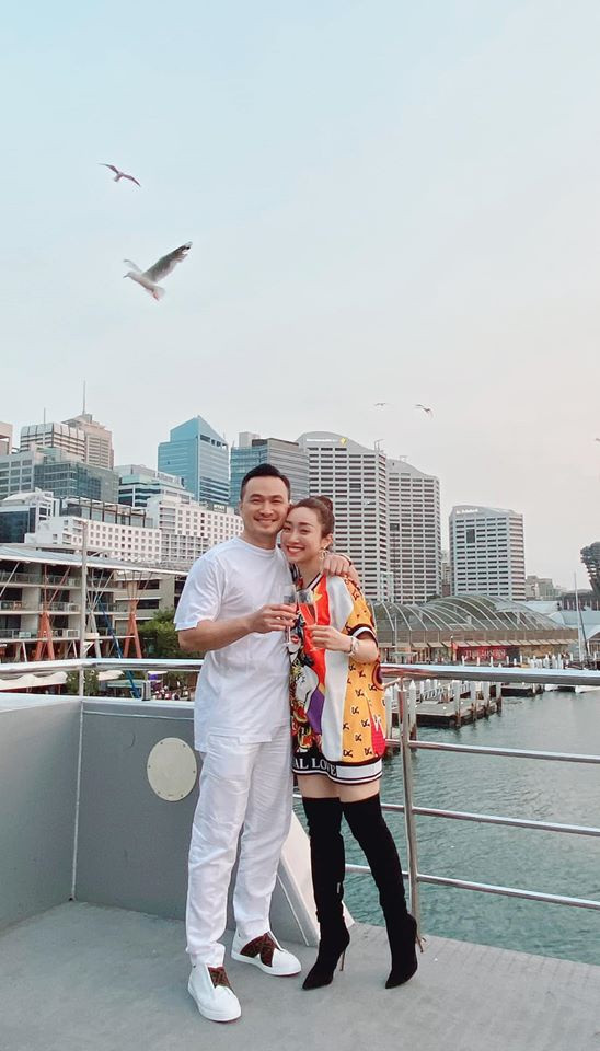 Chi Bảo đã ly hôn 2 lần, bạn gái trẻ nói gì? ảnh 5 'Anh Chi Bao da ly hon 2 lan, gia dinh van ung ho toi yeu' hinh anh 6 80193827_2473426209446157_7137673219984588800_o.jpg