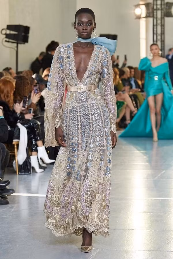 Ngay cả những chiếc váy cưới của ông còn có thể mặc đi tiệc dạ hội mà vẫn tỏa sáng nhất có thể. Mỗi BST của ông năm nào củng đều dùng những loại đá pha lê đẹp và tinh xảo nhất “khắc họa” trên từng kiểu váy