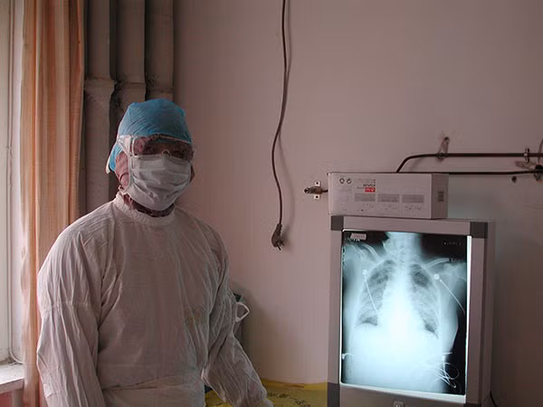 Bác sĩ nổi tiếng Trung Quốc tiết lộ lí do bản thân nhiễm virus Vũ Hán dù đã vô cùng cẩn trọng và đeo khẩu trang N95 - Ảnh 3.