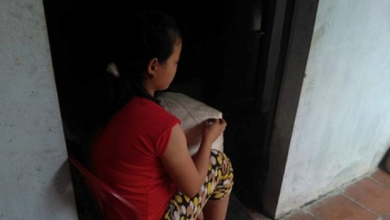 Tiếng kêu cứu không lời của cô gái câm điếc có cái bụng lùm lùm 1 Tiếng kêu cứu không lời của cô gái câm điếc có cái bụng lùm lùm 1