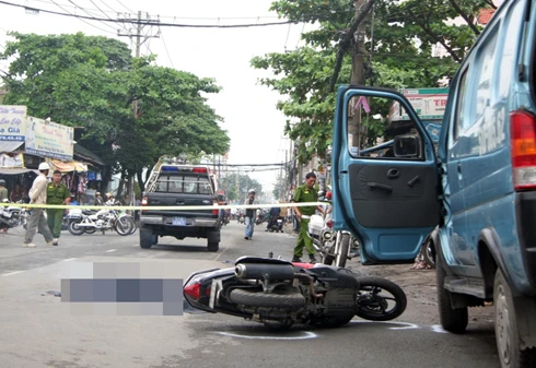 Bất cẩn mở cửa ô tô ngáng chết người đi đường