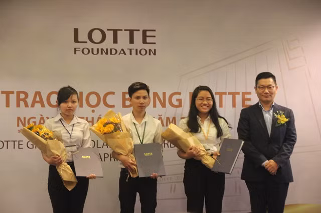 Niềm vui của sinh viên khi nhận học bổng LOTTE