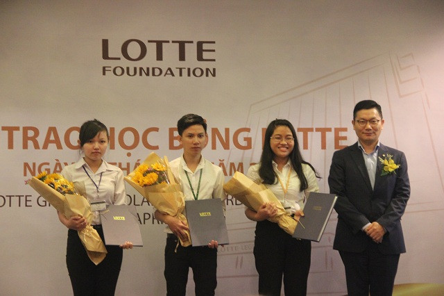Niềm vui của sinh viên khi nhận học bổng LOTTE