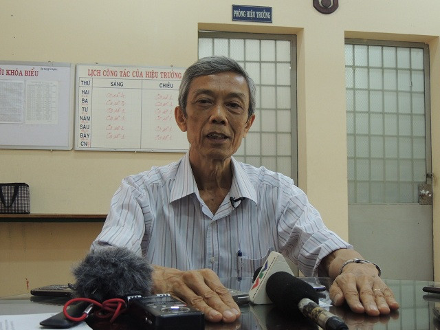 Thầy hiệu trưởng Lê Trọng Tín trao đổi với báo chí sáng 12/4