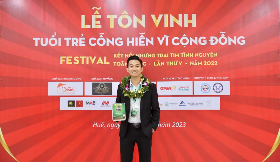 Ngô Đức Thìn vinh dự nhận danh hiệu “Tuổi trẻ cống hiến vì cộng đồng”.