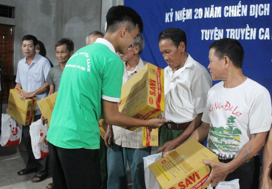 Ngô Đức Thìn cùng Câu lạc bộ Tình Nguyện Xanh Thường Tín sẻ chia với những hoàn cảnh khó khăn. Ngô Đức Thìn cùng Câu lạc bộ Tình Nguyện Xanh Thường Tín sẻ chia với những hoàn cảnh khó khăn.