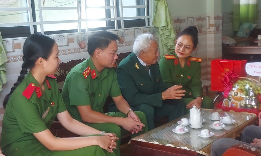 Ông Nguyễn Văn Kha (Thương binh 4/4, chiến sĩ Điện Biên, Pháo Thủ số 2, thuộc Đại đội 1, Tiểu đoàn 394, Trung đoàn cao xạ 367) trò chuyện cùng đoàn công tác. Ông Nguyễn Văn Kha (Thương binh 4/4, chiến sĩ Điện Biên, Pháo Thủ số 2, thuộc Đại đội 1, Tiểu đoàn 394, Trung đoàn cao xạ 367) trò chuyện cùng đoàn công tác.