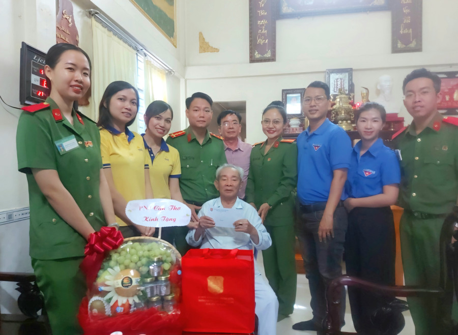 Đoàn công tác thăm hỏi Thượng sĩ Trần Văn Từ (nguyên Trung đội phó chiến sĩ Điện Biên, Tiểu đoàn 5 – Trung đoàn 151 – Sư đoàn 351). Đoàn công tác thăm hỏi Thượng sĩ Trần Văn Từ (nguyên Trung đội phó chiến sĩ Điện Biên, Tiểu đoàn 5 – Trung đoàn 151 – Sư đoàn 351).