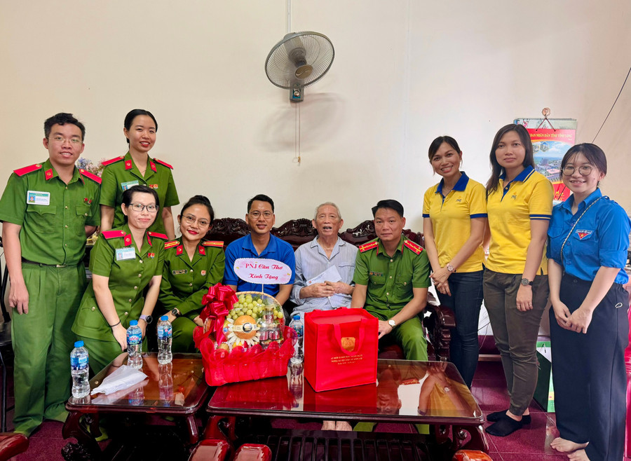 Đoàn công tác thăm hỏi ông Lê Mạnh Quý (Chiến sĩ bộ binh, thuộc Trung đoàn 57, Sư đoàn 304). Đoàn công tác thăm hỏi ông Lê Mạnh Quý (Chiến sĩ bộ binh, thuộc Trung đoàn 57, Sư đoàn 304).