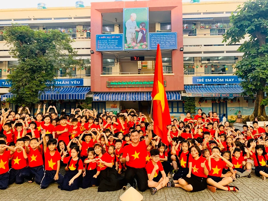 Thầy trò Trường Tiểu học Nguyễn Thị Minh Khai, quận Gò Vấp cùng "nhuộm đỏ" cổ vũ đội tuyển U22 Việt Nam 