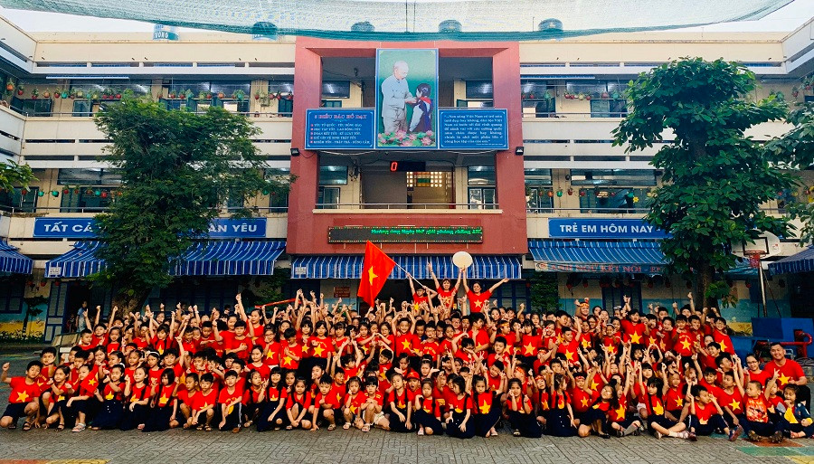 Sân trường "nhuộm đỏ" Sân trường "nhuộm đỏ"