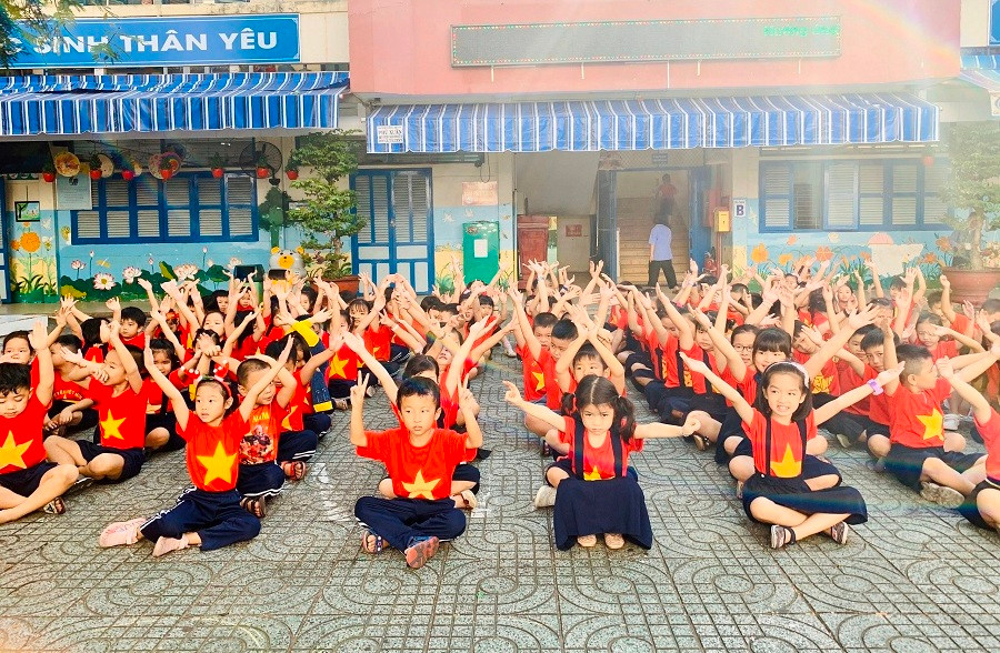 Học sinh cùng hô vang Việt Nam chiến thắng! Học sinh cùng hô vang Việt Nam chiến thắng!