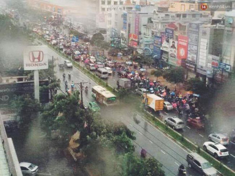 Sài Gòn mưa lớn sáng đầu tuần, một số khu vực bắt đầu ngập - Ảnh 2 Sai Gon mua lon sang dau tuan, mot so khu vuc bat dau ngap - Anh 2