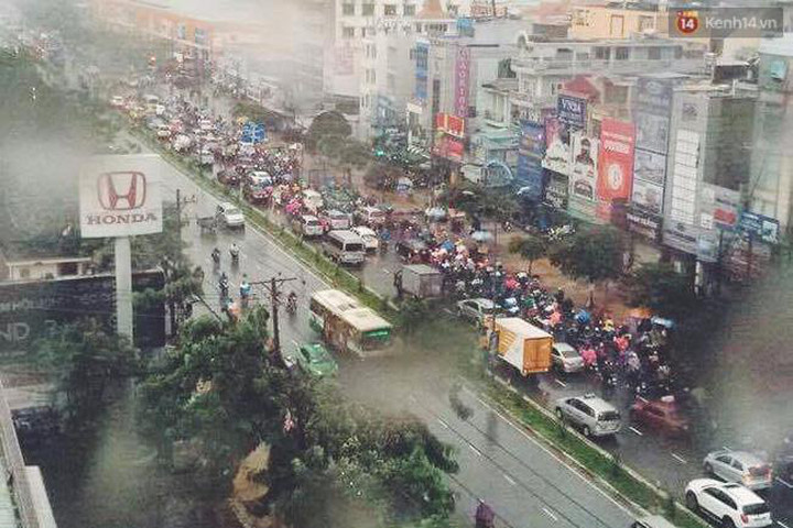 Sài Gòn mưa lớn sáng đầu tuần, một số khu vực bắt đầu ngập