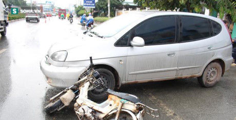 Vợ mang thai văng xuống đường nhập viện, chồng đuổi đánh tài xế - Ảnh 1 Vo mang thai vang xuong duong nhap vien, chong duoi danh tai xe - Anh 1