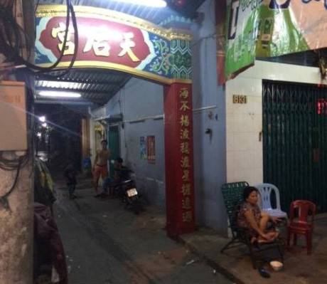 Đâm chết bạn nhậu, nam thanh niên khóc nấc trong vòng tay mẹ - Ảnh 1 Dam chet ban nhau, nam thanh nien khoc nac trong vong tay me - Anh 1