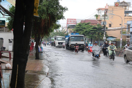 Sài Gòn mưa lớn sáng đầu tuần, một số khu vực bắt đầu ngập - Ảnh 1 Sai Gon mua lon sang dau tuan, mot so khu vuc bat dau ngap - Anh 1