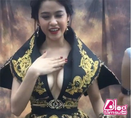 Khoe vòng 1 căng đầy, Trương Quỳnh Anh không ít lần gặp Khoe vong 1 cang day, Truong Quynh Anh khong it lan gap